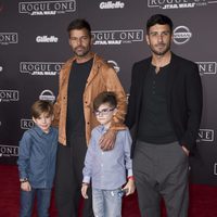Ricky Martin posa con sus hijos Matteo y Valentino y Jwan Yosef