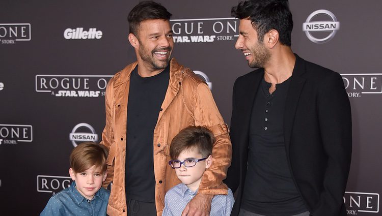 Ricky Martin y Jwan Yosef, muy felices junto a Matteo y Valentino en la premiere de 'Rogue One'