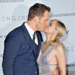 Chris Pratt y Anna Faris besándose en la premiere de 'Passengers'