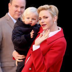 Los Príncipes Alberto y Charlene con su hijo el Príncipe Jacques en la fiesta infantil de Navidad 2016