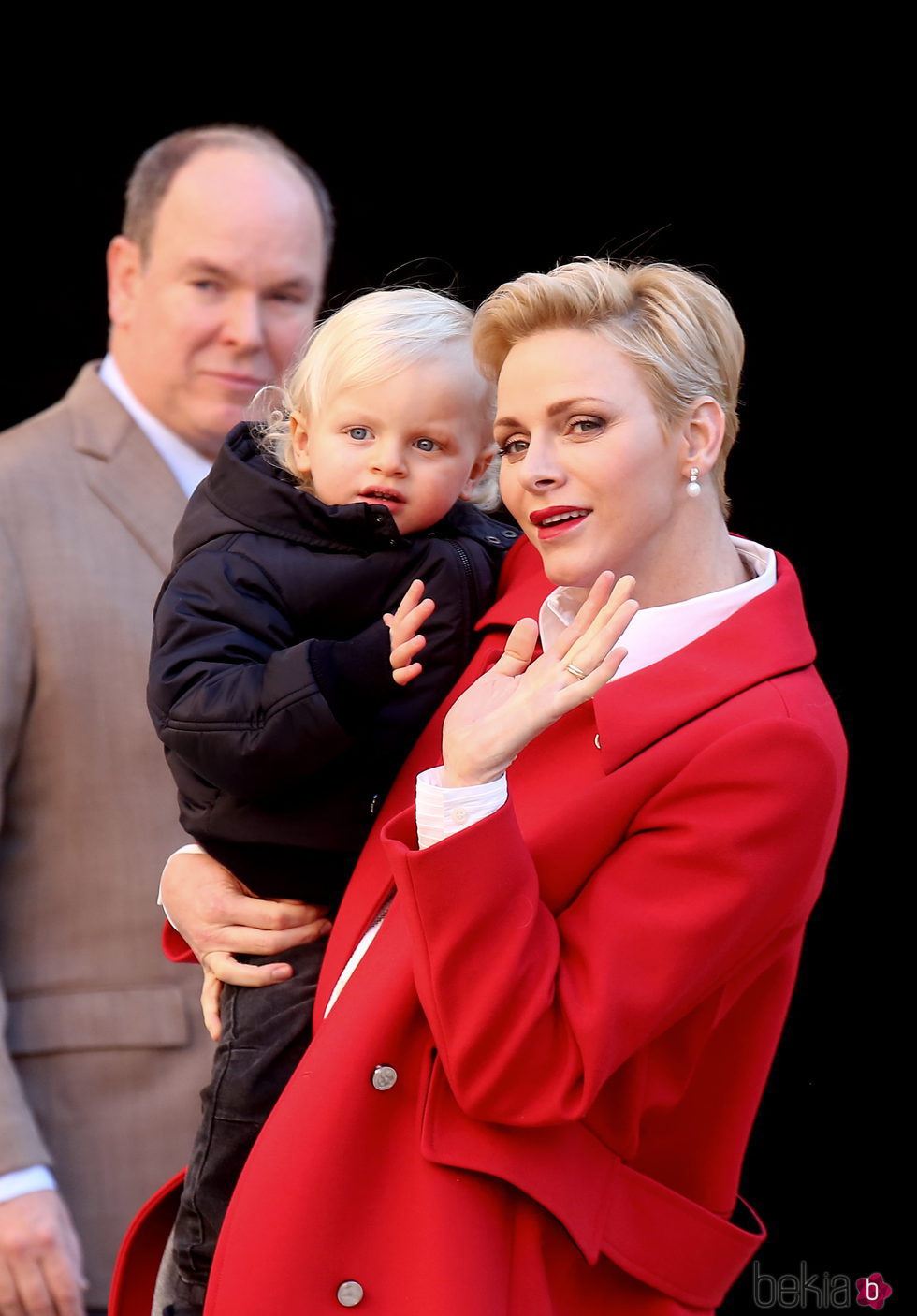 Los Príncipes Alberto y Charlene con su hijo el Príncipe Jacques en la fiesta infantil de Navidad 2016