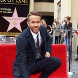 Ryan Reynolds recibiendo la estrella del Paseo de la Fama de Hollywood