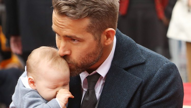Ryan Reynolds con su hija pequeña recibiendo la estrella del Paseo de la Fama de Hollywood