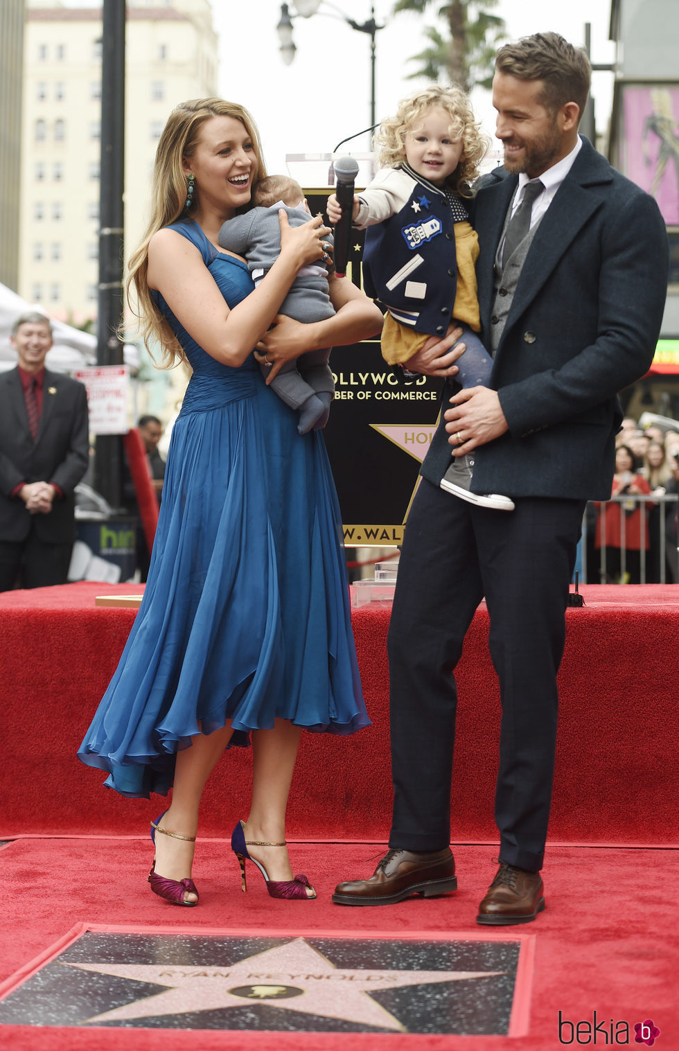 Ryan Reynolds recibiendo la estrella del Paseo de la Fama de Hollywood con Blake Lively y sus hijas