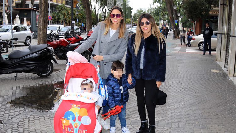 Chabelita Pantoja e Irene Rosales con sus hijos Alberto Isla y Ana Rivera paseando por Sevilla