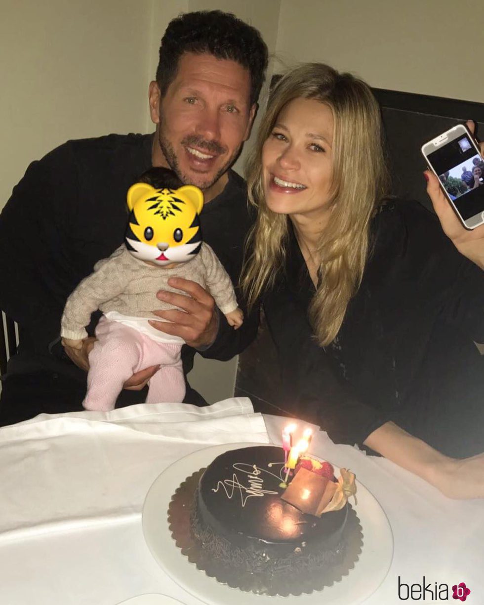 Carla Pereyra celebrando su 30 cumpleaños con El Cholo Simeone y Francesca