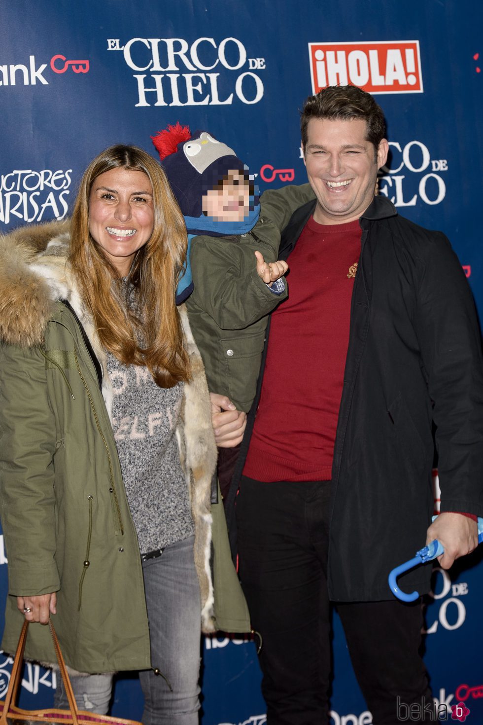 Manu Tenorio y Silvia Casas junto a su hijo en el estreno del Circo del Hielo