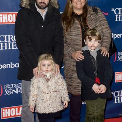 Cari Goyanes y su marido junto a sus hijos en el estreno del Circo del Hielo