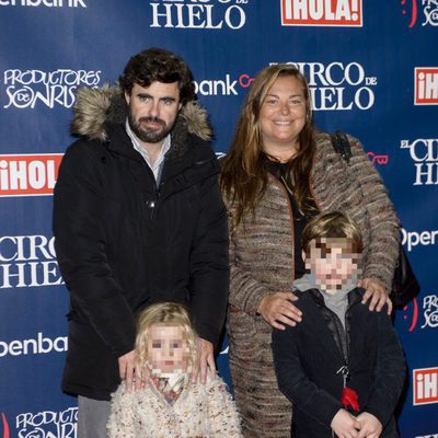 Cari Goyanes y su marido junto a sus hijos en el estreno del Circo del Hielo