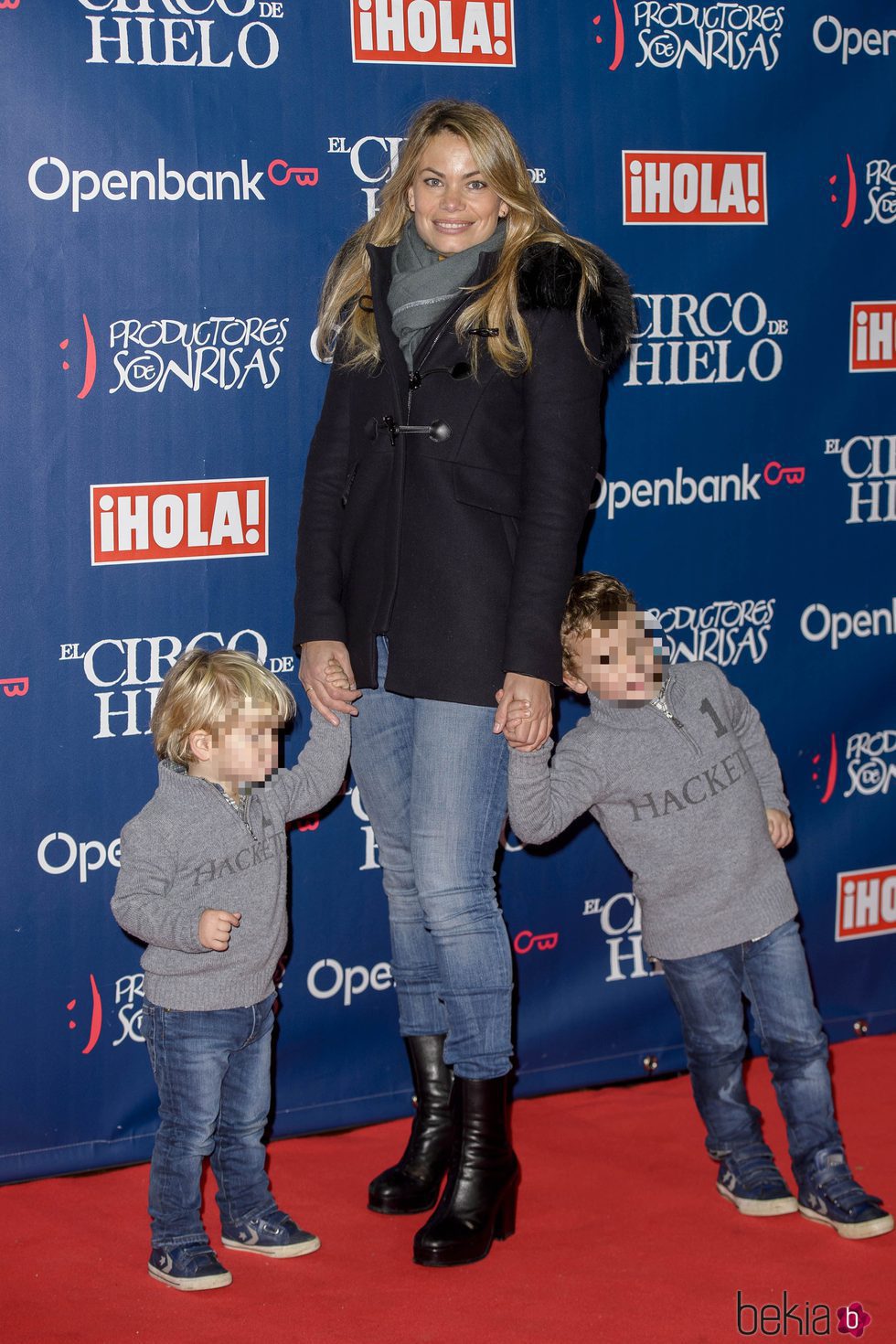 Carla Goyanes y sus dos hijos en el estreno del Circo del Hielo