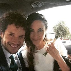 Daniel Diges y Alejandra Ortiz-Echagüe en el coche de novios tras su boda