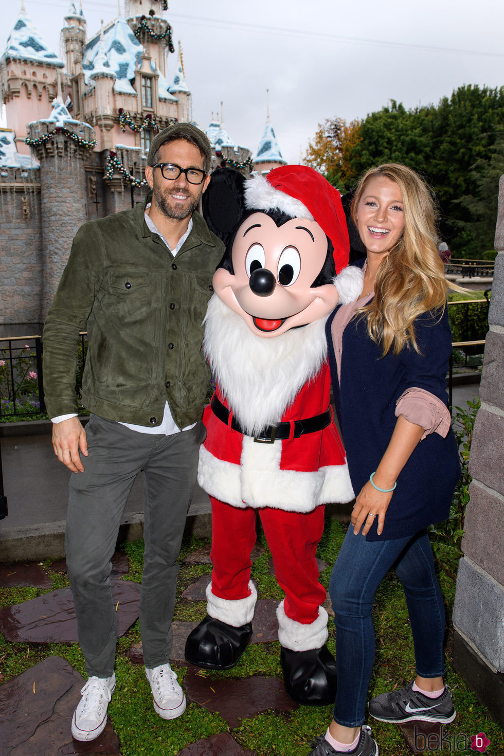 Blake Lively y Ryan Reynolds con Mickey Mouse en el parque Disney de California