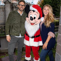 Blake Lively y Ryan Reynolds con Mickey Mouse en el parque Disney de California