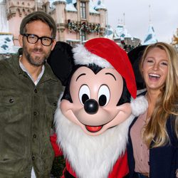 Blake Lively y Ryan Reynolds posando con Mickey Mouse en Disney en California