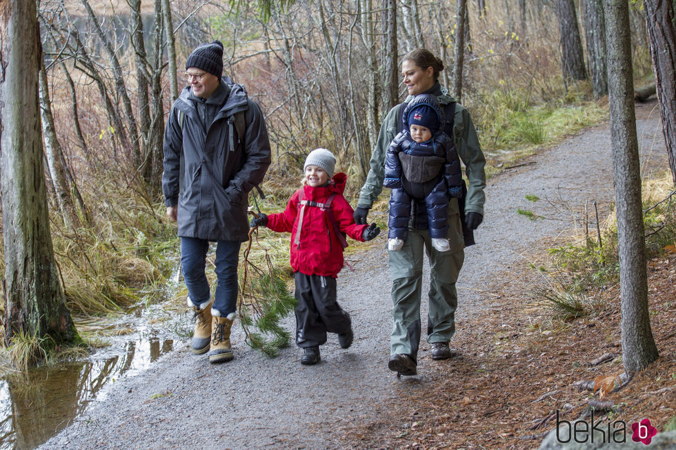 Victoria y Daniel de Suecia de excursión con sus hijos Estela y Oscar en Tyresta
