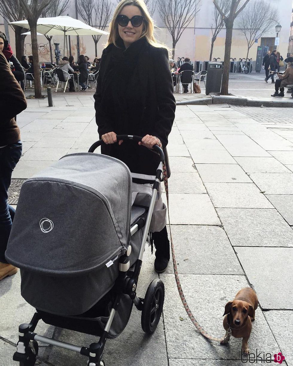 El primer paseo de Carolina Bang con su hija Julia y su perrito