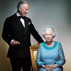 El Príncipe Carlos mira a la Reina Isabel en una imagen conmemorativa de su 90 cumpleaños
