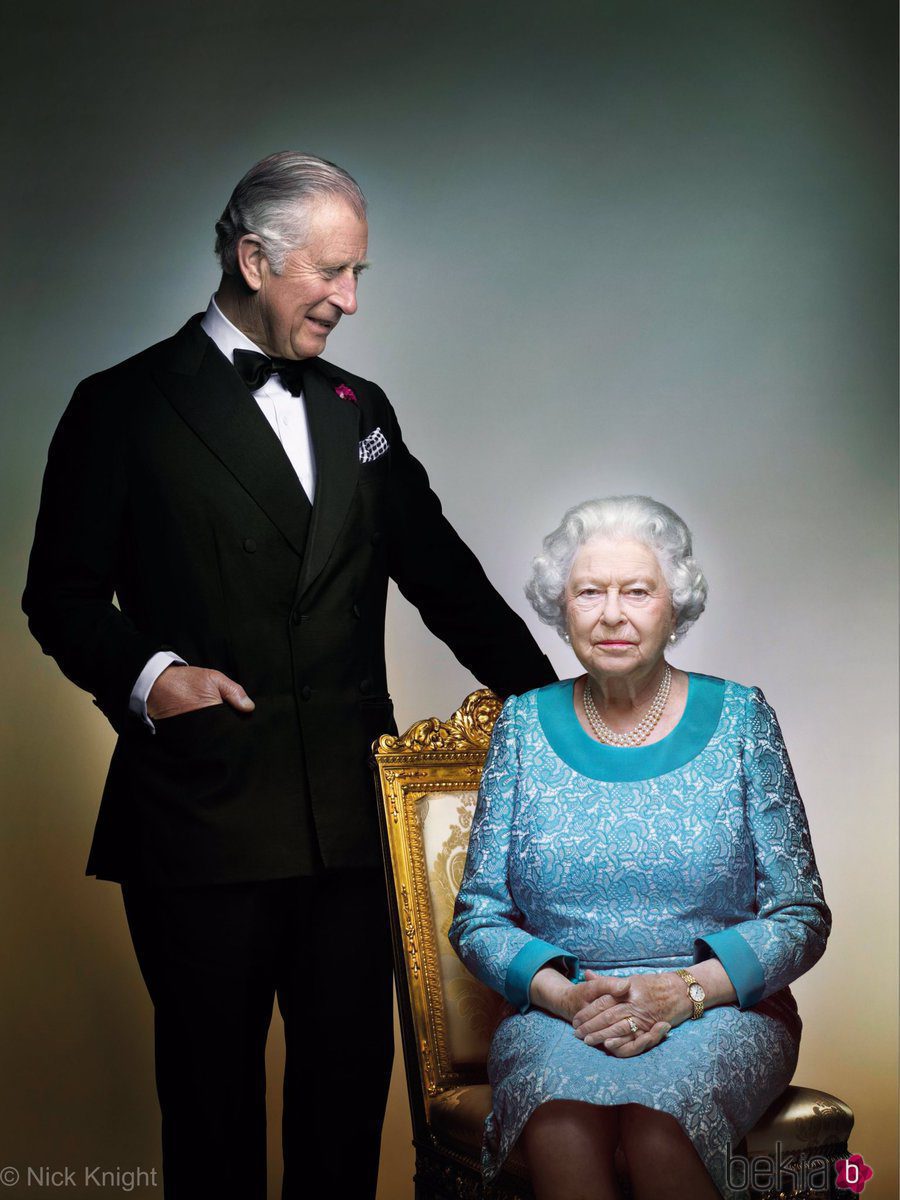 El Príncipe Carlos mira a la Reina Isabel en una imagen conmemorativa de su 90 cumpleaños