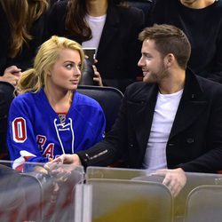Margot Robbie y Tom Ackerley viendo un partido en Madison Square Garden