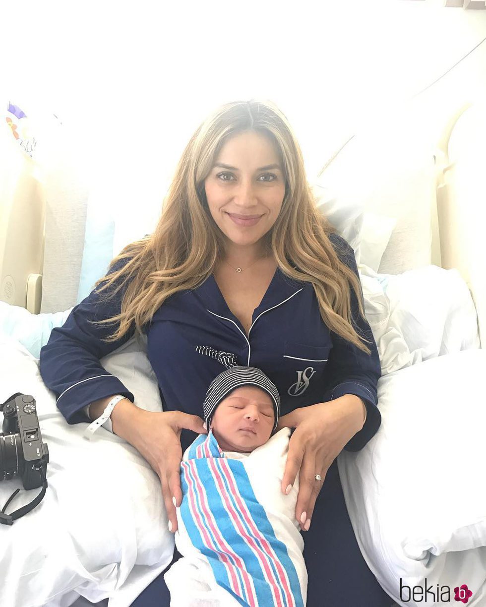 Jennifer Acosta junto a su hijo recién nacido Francis Franco