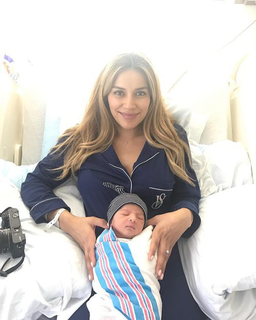Jennifer Acosta junto a su hijo recién nacido Francis Franco