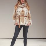 Jessica Bueno desfilando con un look del diseñador Tony Fernández
