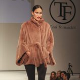 Mireia Canalda desfilando con un look del diseñador Tony Fernández