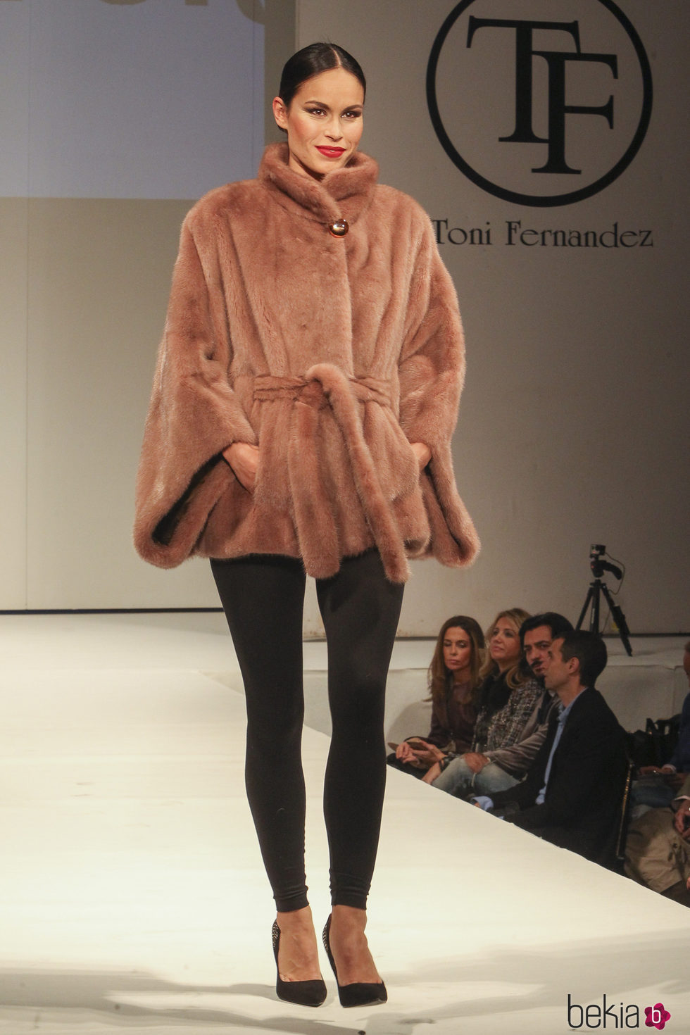 Mireia Canalda desfilando con un look del diseñador Tony Fernández