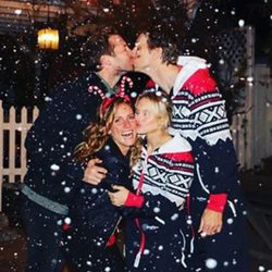 Kristen Bell y Ryan Hansen disfrutan de una velada navideña con sus respectivas parejas