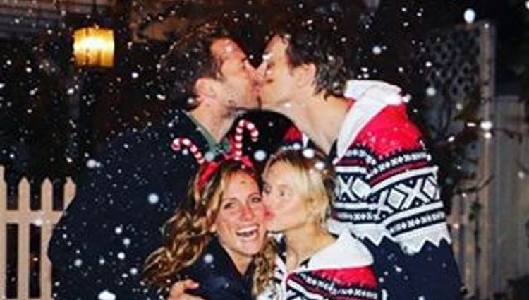 Kristen Bell y Ryan Hansen disfrutan de una velada navideña con sus respectivas parejas