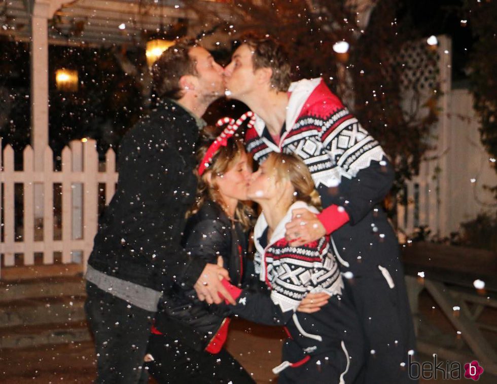 Kristen Bell y Ryan Hansen disfrutan de una velada navideña con sus parejas