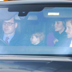 El Príncipe Harry, los Duques de Cambridge y el Príncipe Jorge en el almuerzo prenavideño en Buckingham Palace