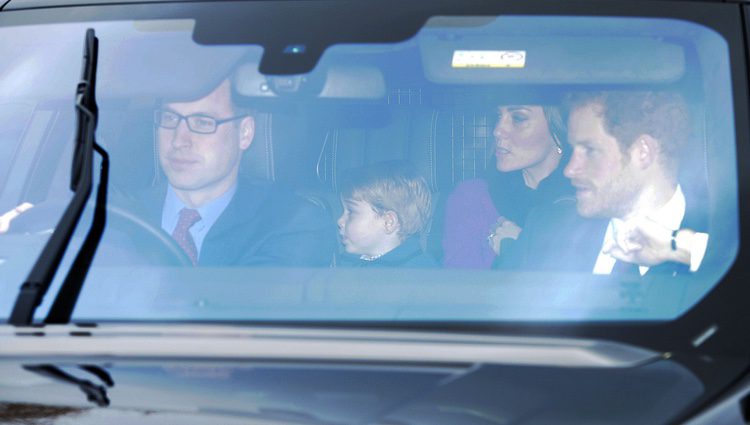 El Príncipe Harry, los Duques de Cambridge y el Príncipe Jorge en el almuerzo prenavideño en Buckingham Palace