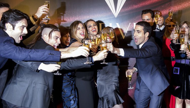 Actores de 'Velvet' brindando en la fiesta por el final de la serie