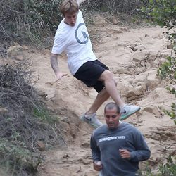 Justin Bieber cae al suelo mientras hace deporte
