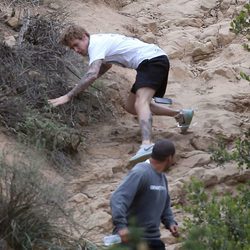 Justin Bieber se cae el suelo en una colina