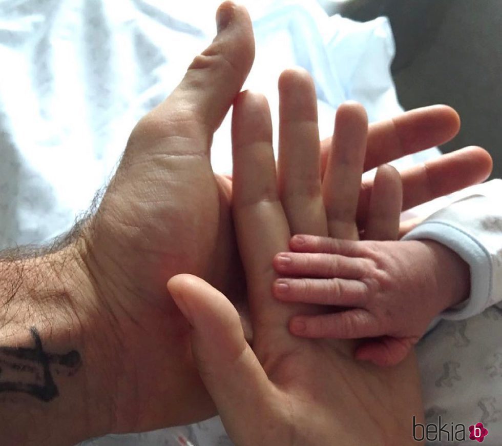 Las manos de Helen Lindes y Rudy Fernández con la de su hijo recién nacido Alan