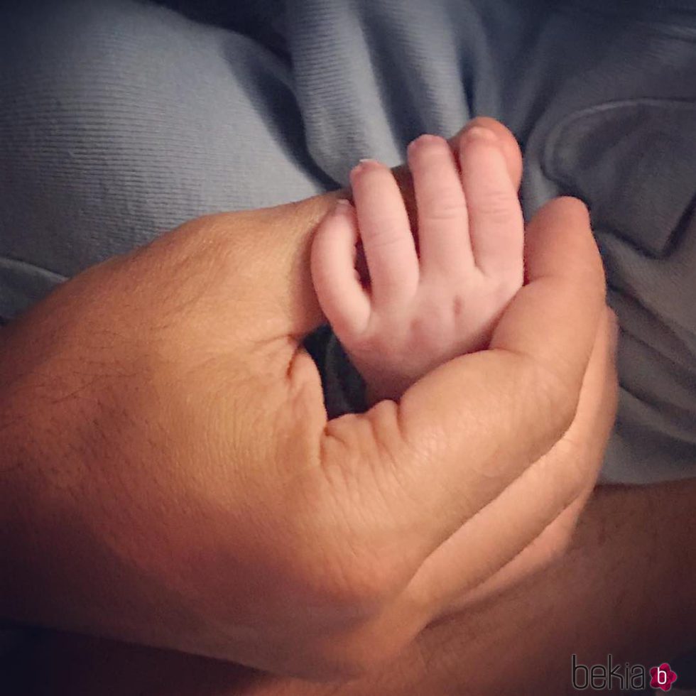 Luis Fonsi agarrando la mano de su recién nacido Rocco