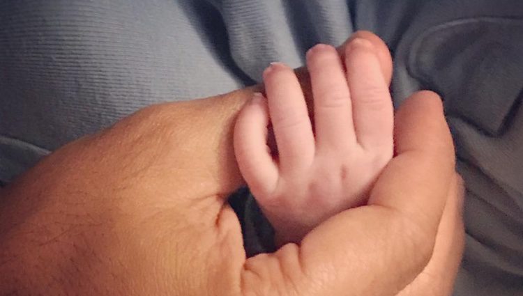 Luis Fonsi agarrando la mano de su recién nacido Rocco