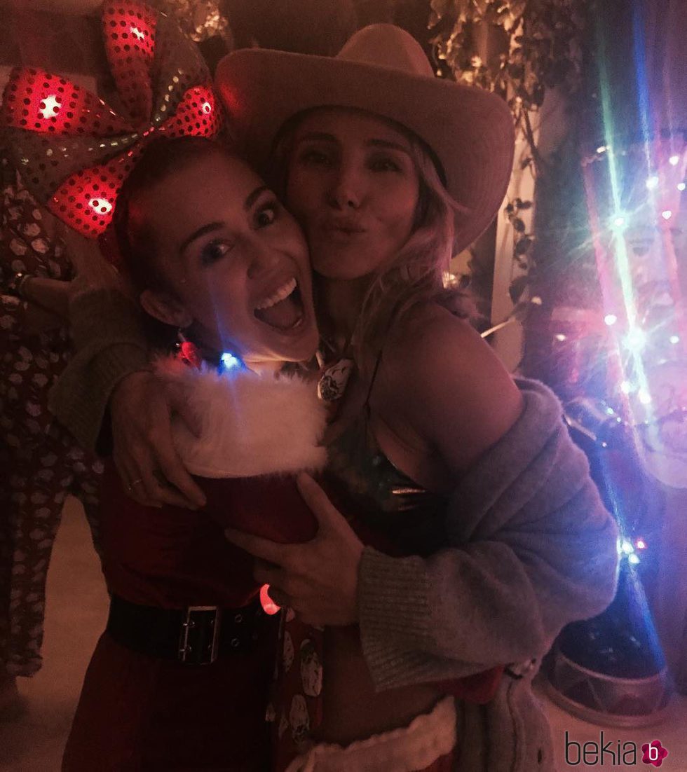 Elsa Pataky posando con Miley Cyrus en una fiesta de Navidad
