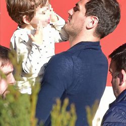 Iker Casillas con su hijo Martín en brazos