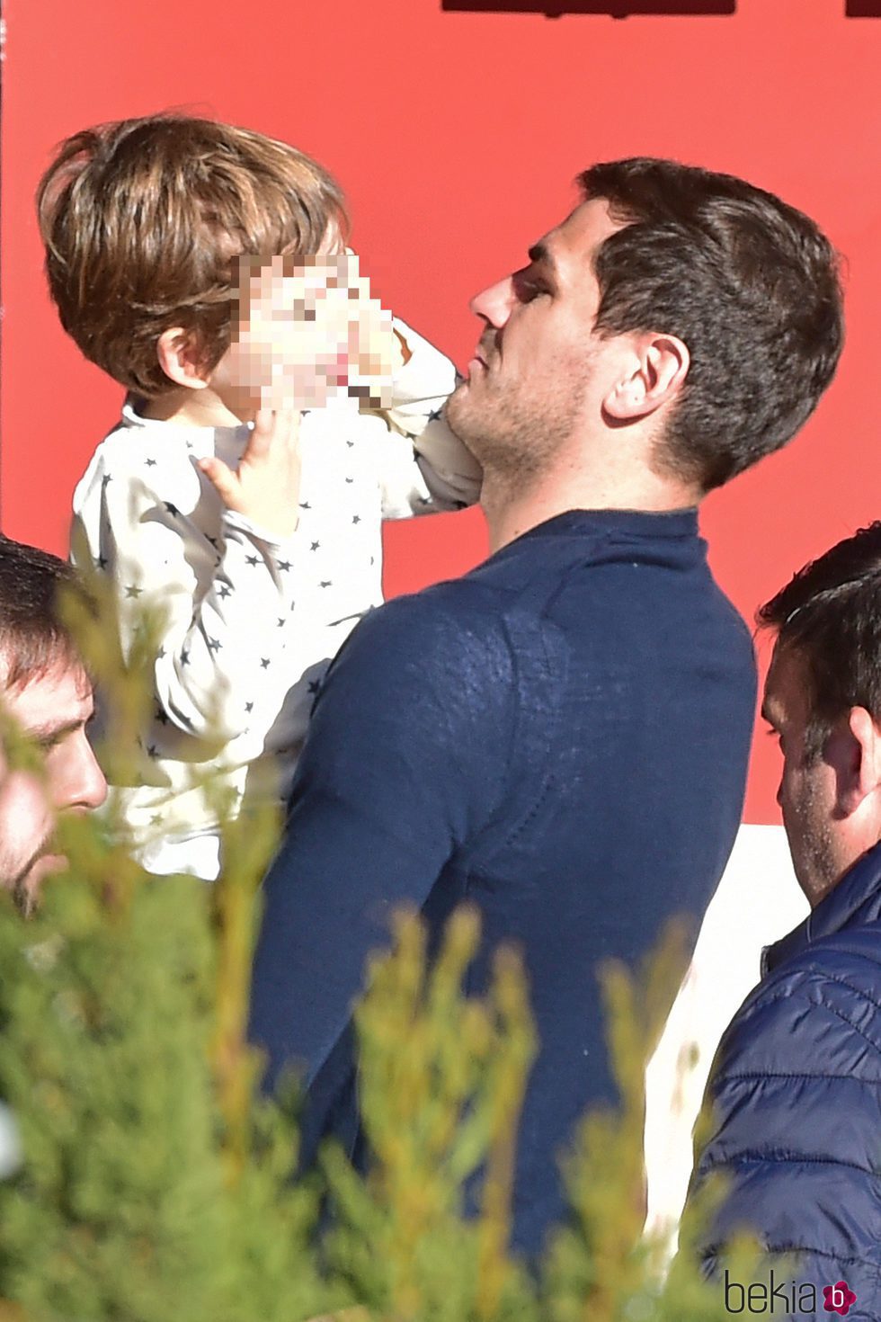Iker Casillas con su hijo Martín en brazos