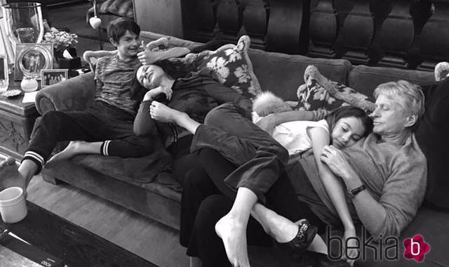 Catherine Zeta-Jones y Michael Douglas tumbados en el sofá junto a sus hijos