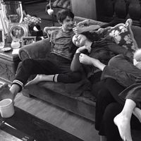 Catherine Zeta-Jones y Michael Douglas tumbados en el sofá junto a sus hijos