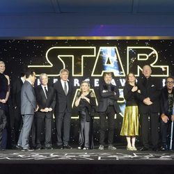El elenco de 'Star Wars: El despertar de la fuerza' durante el estreno europeo