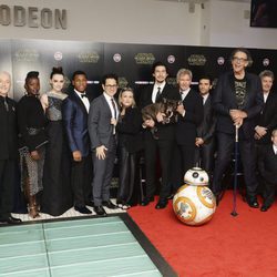 El reparto de 'Star Wars: El despertar de la fuerza' durante el estreno europeo