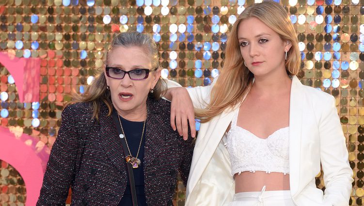 Billie Lourd junto a su madre Carrie Fisher en la premier de ''Absolutely Fabulous: The Movie'