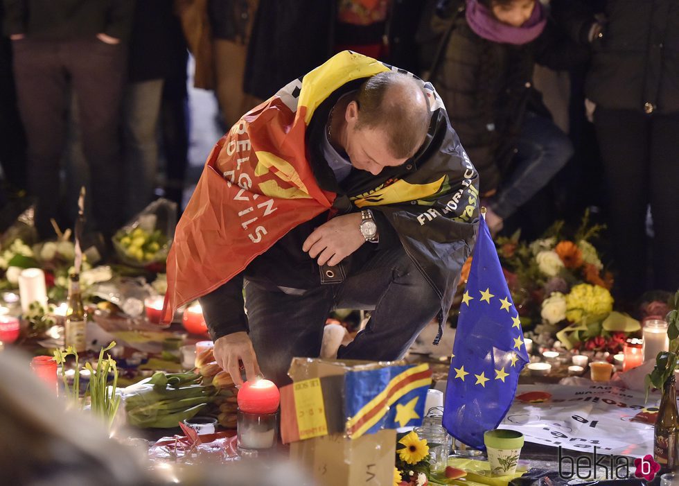 Un hombre en el memorial de los atentados del 22M de Bruselas