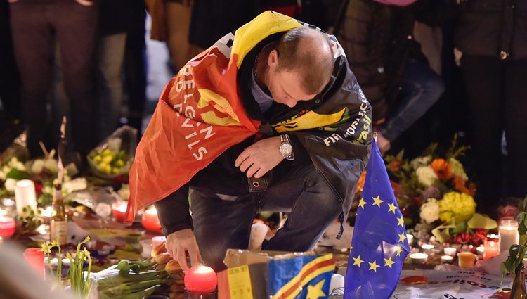 Un hombre en el memorial de los atentados del 22M de Bruselas