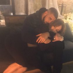 Drake y Jennifer Lopez en actitud muy romántica